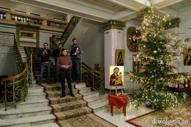(Foto) Grup vocal-instrumental – Colindători la Reședința Mitropolitană 2021