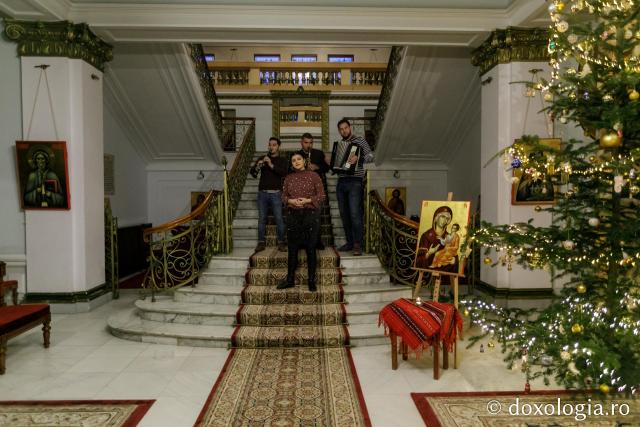 (Foto) Grup vocal-instrumental – Colindători la Reședința Mitropolitană 2021