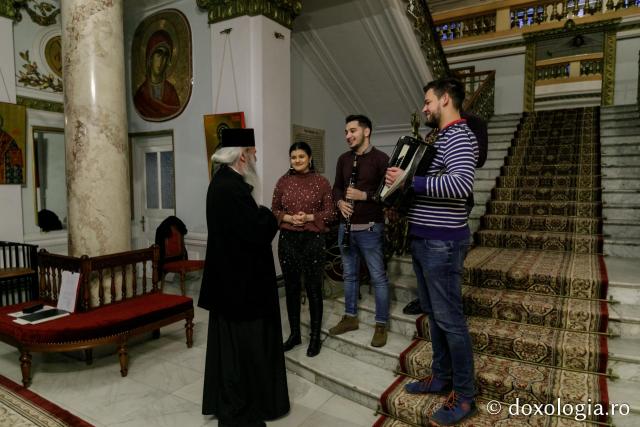 (Foto) Grup vocal-instrumental – Colindători la Reședința Mitropolitană 2021
