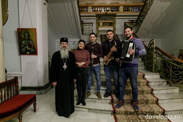 (Foto) Grup vocal-instrumental – Colindători la Reședința Mitropolitană 2021