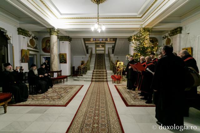 (Foto) Parohia „Sfântul Haralambie” Târgu Neamț – Colindători la Reședința Mitropolitană 2021