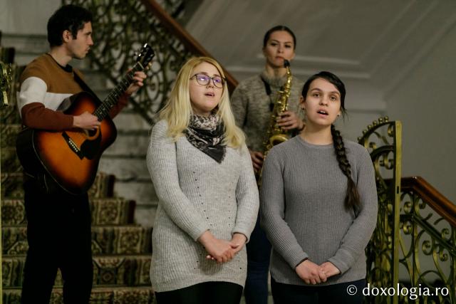 (Foto) Grup vocal-instrumental – Colindători la Reședința Mitropolitană 2021