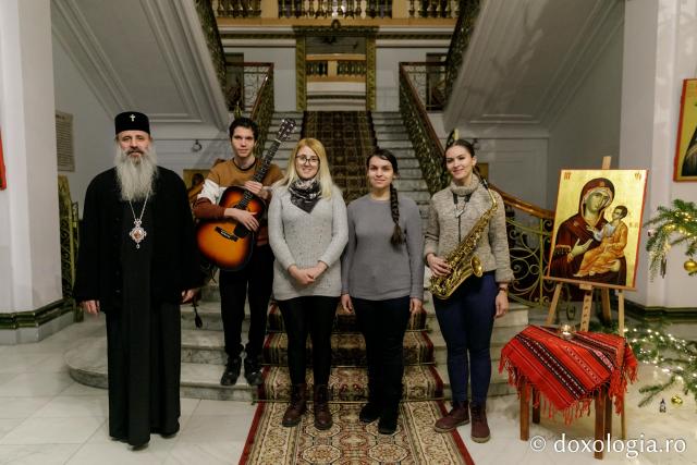 (Foto) Grup vocal-instrumental – Colindători la Reședința Mitropolitană 2021