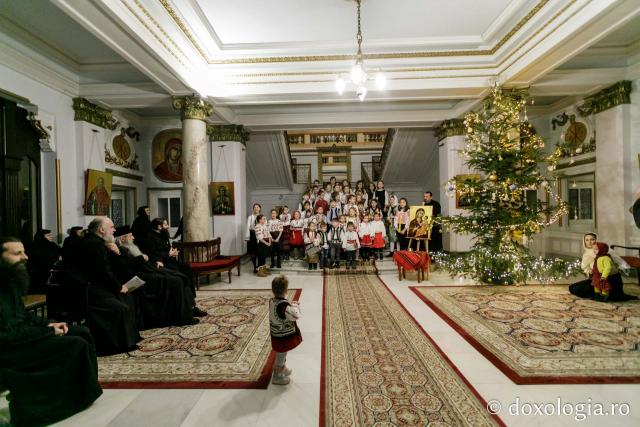 (Foto) Parohia Tălpălari – Colindători la Reședința Mitropolitană 2021