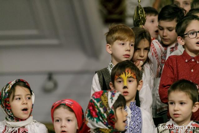(Foto) Parohia Tălpălari – Colindători la Reședința Mitropolitană 2021