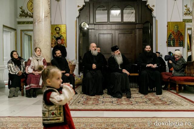 (Foto) Parohia Tălpălari – Colindători la Reședința Mitropolitană 2021