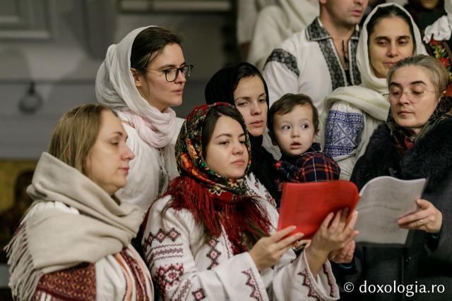 (Foto) Parohia Tălpălari – Colindători la Reședința Mitropolitană 2021