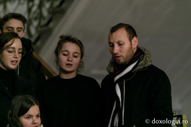 (Foto) Grup vocal de la Liceul de Arte „Victor Brauner” din Piatra Neamț – Colindători la Reședința Mitropolitană 2021