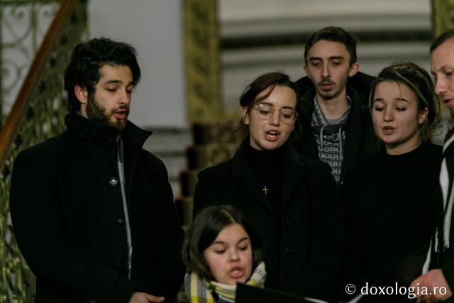 (Foto) Grup vocal de la Liceul de Arte „Victor Brauner” din Piatra Neamț – Colindători la Reședința Mitropolitană 2021