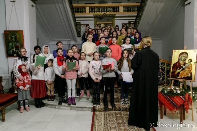 (Foto) Parohia Liteni – Colindători la Reședința Mitropolitană 2021