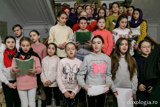 (Foto) Parohia Liteni – Colindători la Reședința Mitropolitană 2021