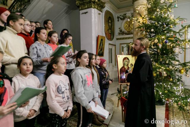(Foto) Parohia Liteni – Colindători la Reședința Mitropolitană 2021
