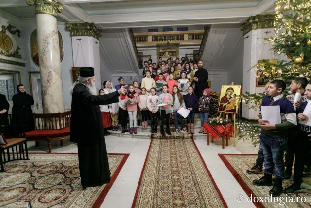 (Foto) Parohia Liteni – Colindători la Reședința Mitropolitană 2021