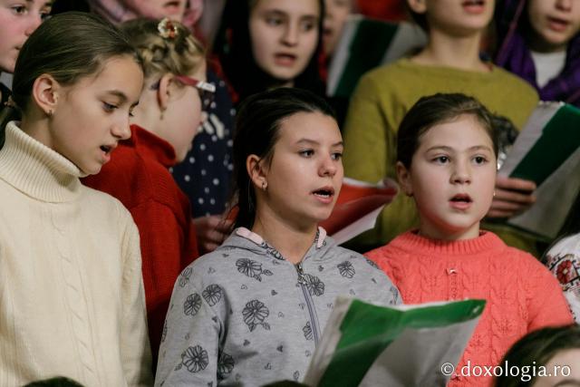 (Foto) Parohia Liteni – Colindători la Reședința Mitropolitană 2021