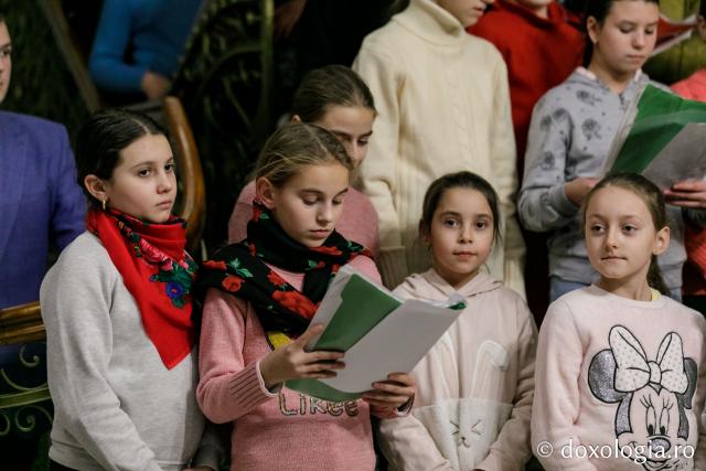 (Foto) Parohia Liteni – Colindători la Reședința Mitropolitană 2021