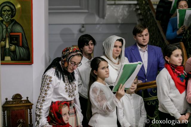 (Foto) Parohia Liteni – Colindători la Reședința Mitropolitană 2021