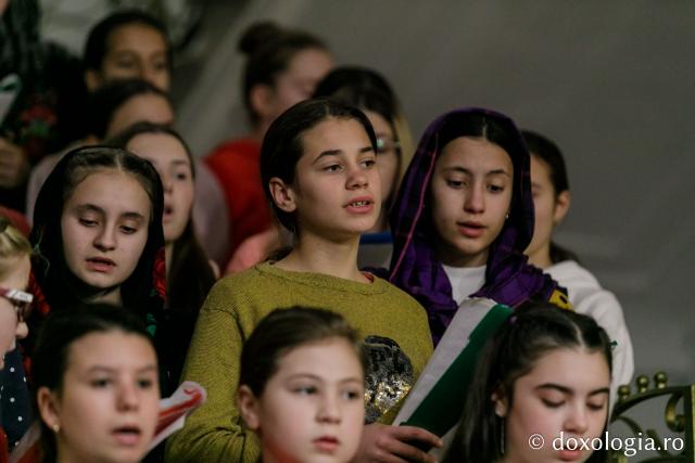 (Foto) Parohia Liteni – Colindători la Reședința Mitropolitană 2021