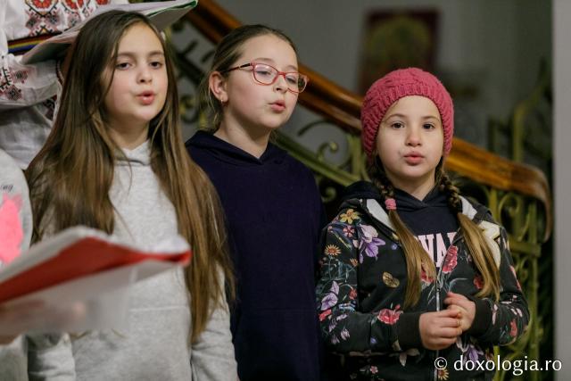 (Foto) Parohia Liteni – Colindători la Reședința Mitropolitană 2021