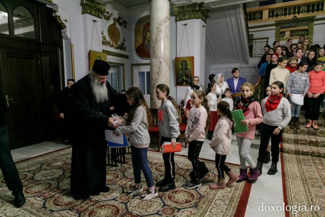 (Foto) Parohia Liteni – Colindători la Reședința Mitropolitană 2021