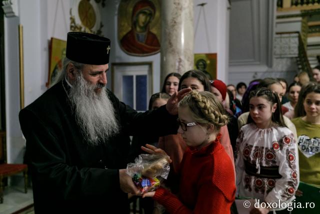 (Foto) Parohia Liteni – Colindători la Reședința Mitropolitană 2021