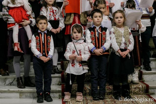 (Foto) Parohia Poitiers – Colindători la Reședința Mitropolitană 2021