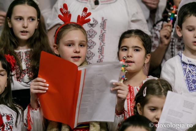 (Foto) Parohia Poitiers – Colindători la Reședința Mitropolitană 2021