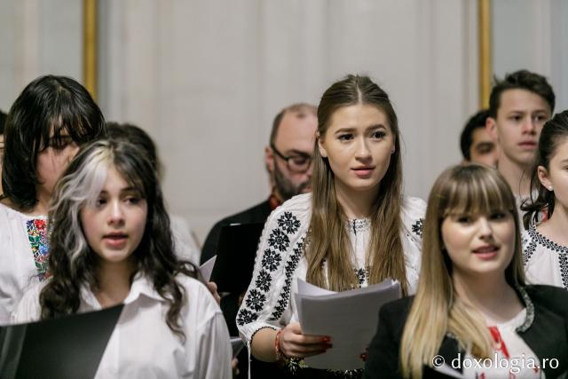 (Foto) Colegiul Național de Artă „Octav Băncilă” din Iași – Colindători la Reședința Mitropolitană 2021 (Foto) Colegiul Național de Artă „Octav Băncilă” din Iași – Colindători la Reședința Mitropolitană 2021