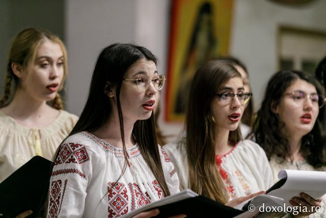 (Foto) Colegiul Național de Artă „Octav Băncilă” din Iași – Colindători la Reședința Mitropolitană 2021 (Foto) Colegiul Național de Artă „Octav Băncilă” din Iași – Colindători la Reședința Mitropolitană 2021