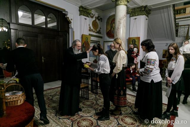 (Foto) Colegiul Național de Artă „Octav Băncilă” din Iași – Colindători la Reședința Mitropolitană 2021 (Foto) Colegiul Național de Artă „Octav Băncilă” din Iași – Colindători la Reședința Mitropolitană 2021
