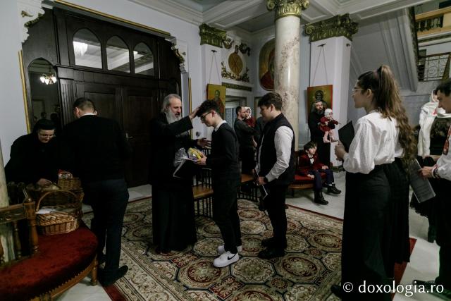 (Foto) Colegiul Național de Artă „Octav Băncilă” din Iași – Colindători la Reședința Mitropolitană 2021 (Foto) Colegiul Național de Artă „Octav Băncilă” din Iași – Colindători la Reședința Mitropolitană 2021