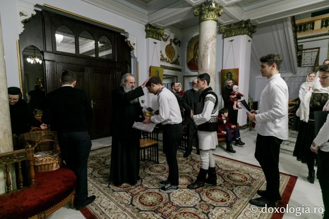 (Foto) Colegiul Național de Artă „Octav Băncilă” din Iași – Colindători la Reședința Mitropolitană 2021