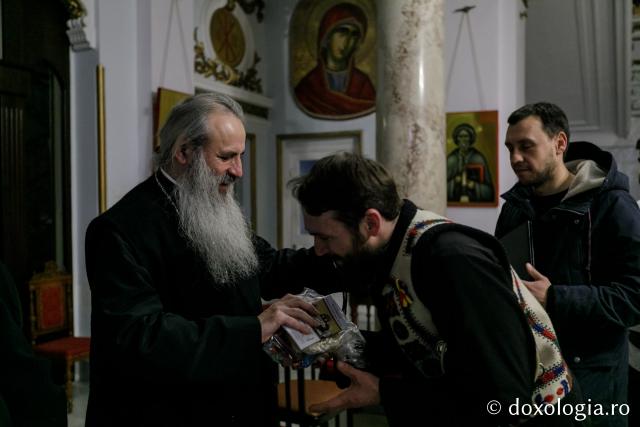 (Foto) Corul Profesorilor de Religie din Iași – Colindători la Reședința Mitropolitană 2021