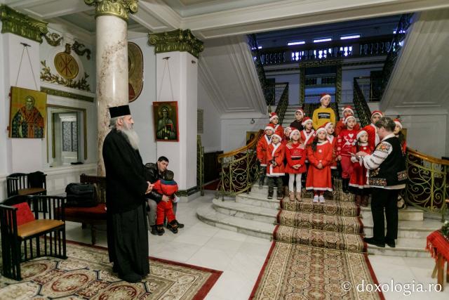(Foto) Școala Rădeni-Roșcani – Colindători la Reședința Mitropolitană 2021