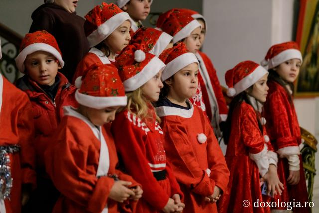 (Foto) Școala Rădeni-Roșcani – Colindători la Reședința Mitropolitană 2021
