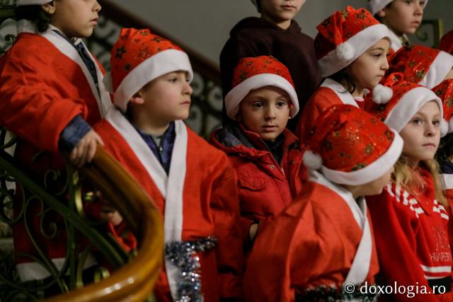(Foto) Școala Rădeni-Roșcani – Colindători la Reședința Mitropolitană 2021