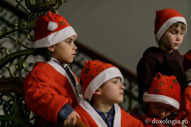 (Foto) Școala Rădeni-Roșcani – Colindători la Reședința Mitropolitană 2021