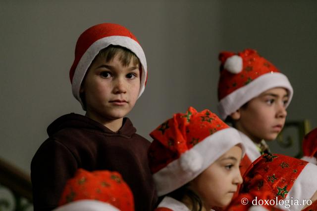 (Foto) Școala Rădeni-Roșcani – Colindători la Reședința Mitropolitană 2021
