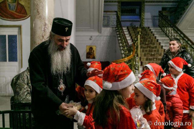 (Foto) Școala Rădeni-Roșcani – Colindători la Reședința Mitropolitană 2021