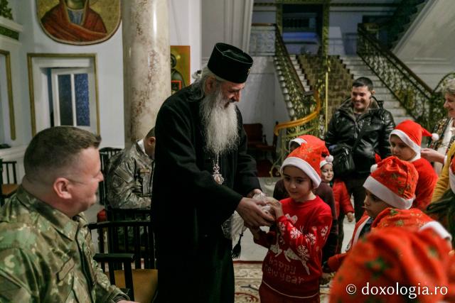 (Foto) Școala Rădeni-Roșcani – Colindători la Reședința Mitropolitană 2021