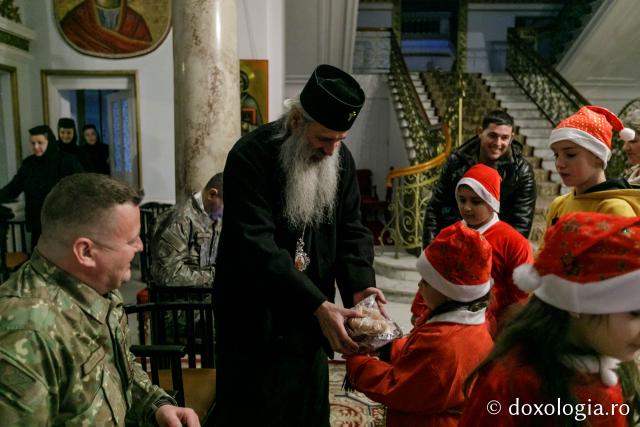 (Foto) Școala Rădeni-Roșcani – Colindători la Reședința Mitropolitană 2021