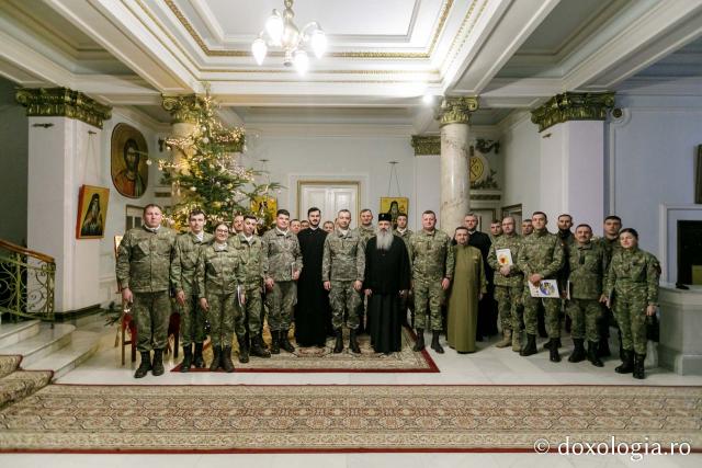 (Foto) Batalionul 151 Infanterie „Războieni” și Batalionul 335 Artilerie „Alexandru cel Bun”  – Colindători la Reședința Mitropolitană 2021