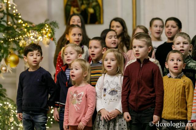 (Foto) Corul copiilor al Asociației „Oastea Domnului” din Iași – Colindători la Reședința Mitropolitană 2021