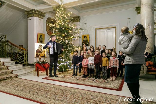 (Foto) Corul copiilor al Asociației „Oastea Domnului” din Iași – Colindători la Reședința Mitropolitană 2021