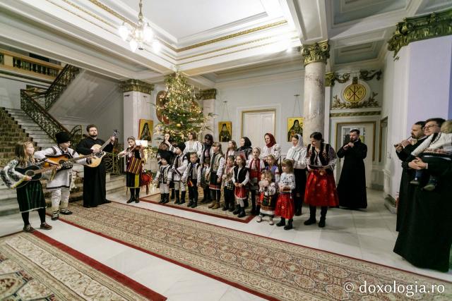 (Foto) Familiile diaconilor Catedralei Mitropolitane din Iași – Colindători la Reședința Mitropolitană 2021 (Foto) Familiile diaconilor Catedralei Mitropolitane din Iași – Colindători la Reședința Mitropolitană 2021