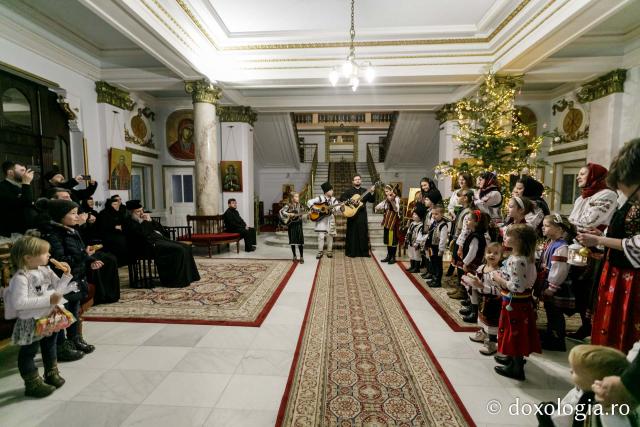 (Foto) Familiile diaconilor Catedralei Mitropolitane din Iași – Colindători la Reședința Mitropolitană 2021 (Foto) Familiile diaconilor Catedralei Mitropolitane din Iași – Colindători la Reședința Mitropolitană 2021