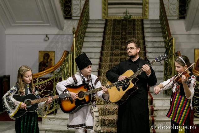 (Foto) Familiile diaconilor Catedralei Mitropolitane din Iași – Colindători la Reședința Mitropolitană 2021 (Foto) Familiile diaconilor Catedralei Mitropolitane din Iași – Colindători la Reședința Mitropolitană 2021