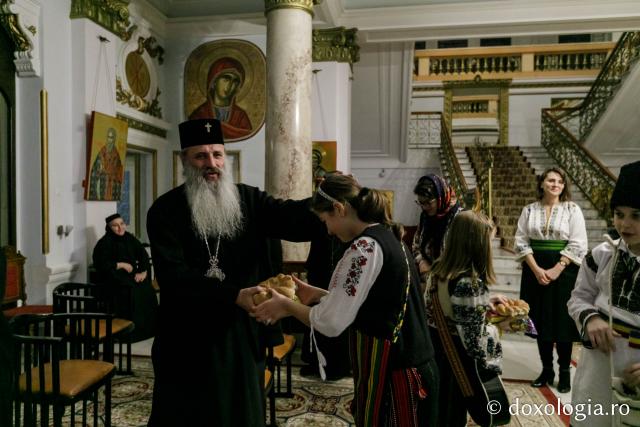 (Foto) Familiile diaconilor Catedralei Mitropolitane din Iași – Colindători la Reședința Mitropolitană 2021