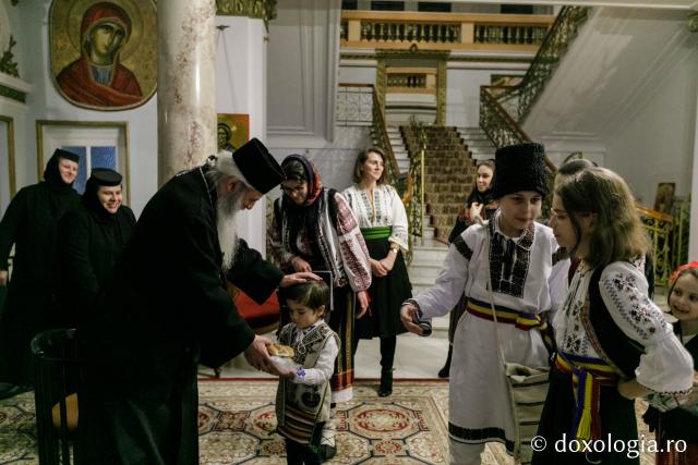 (Foto) Familiile diaconilor Catedralei Mitropolitane din Iași – Colindători la Reședința Mitropolitană 2021