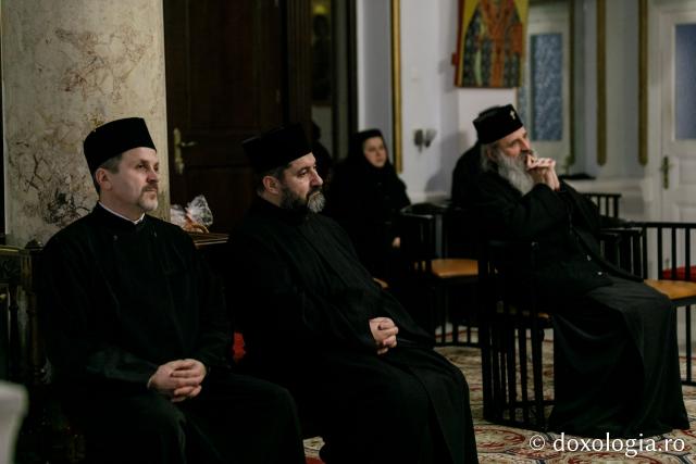 (Foto) Parohia „Sfânta Mahramă” din Iași – Colindători la Reședința Mitropolitană 2021