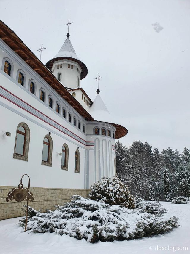 (Foto) Peisaj de iarnă la Mănăstirea Pângărați